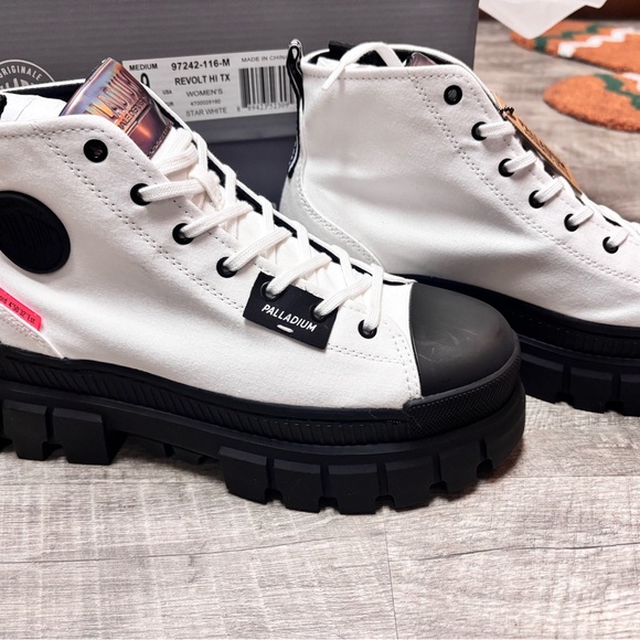 Palladium Women's White and Black Revolt High-Top Sneakers Size 9 New In Box! - Picture 3 of 8